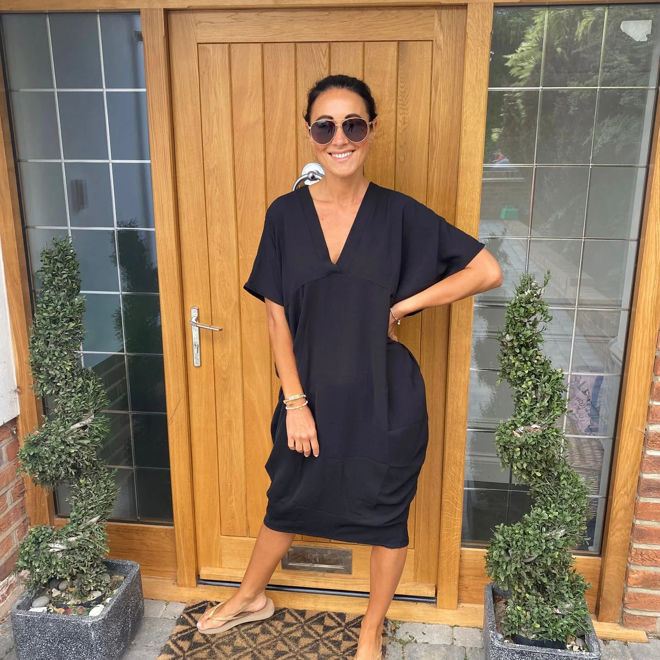 Chic Black Flow Dress with Handy Pockets - Image 16