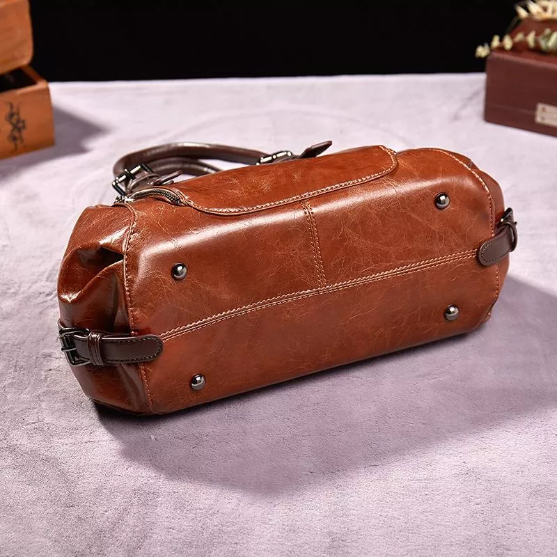 Chic Handbag with Modern Appeal - Image 12