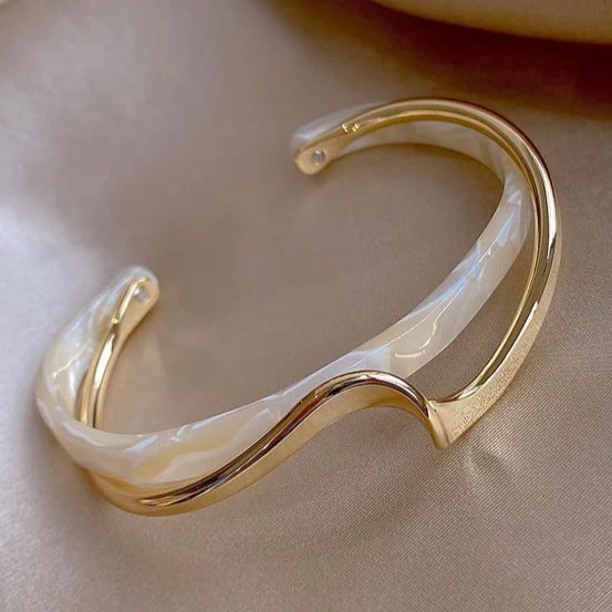 Elegant Bracelet in White Opal and Gold - Image 2