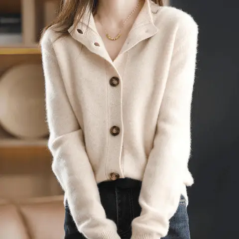 Luxurious Cashmere Knit Cardigan - Image 4