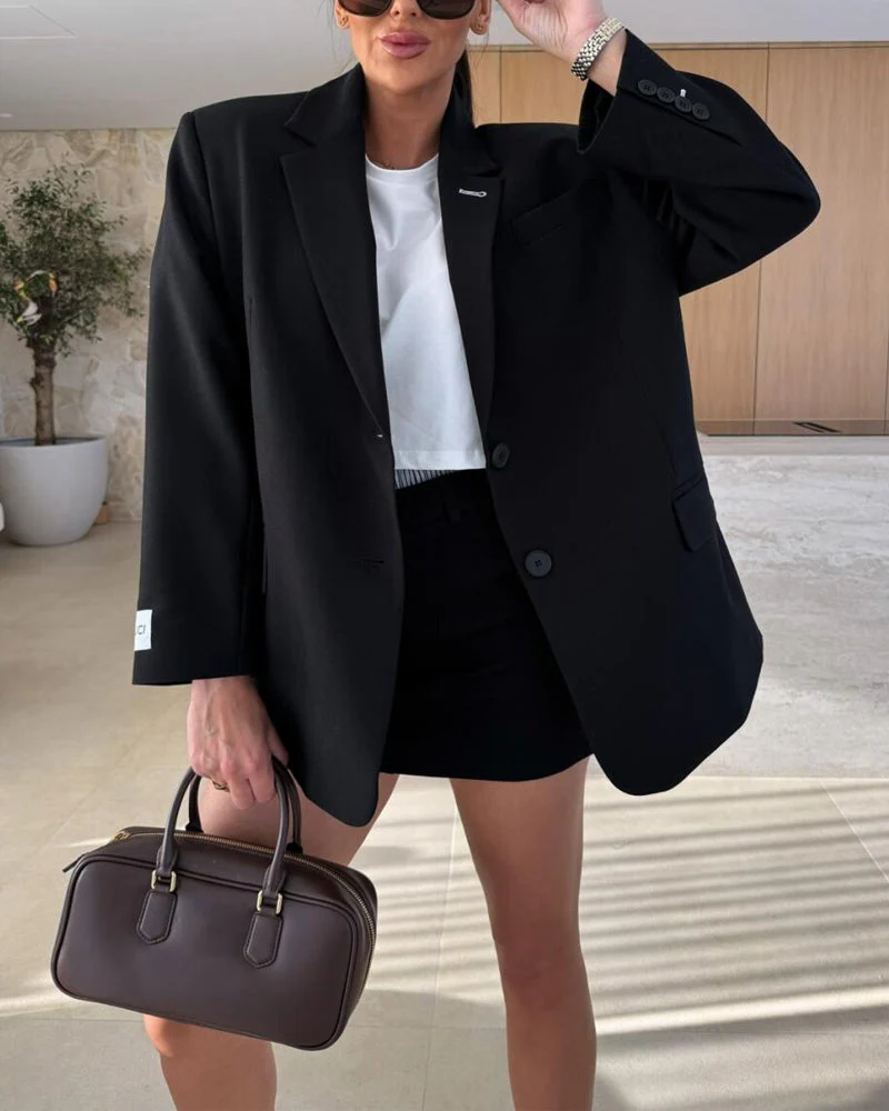 Modern Two-Piece Blazer and Shorts Outfit - Image 17